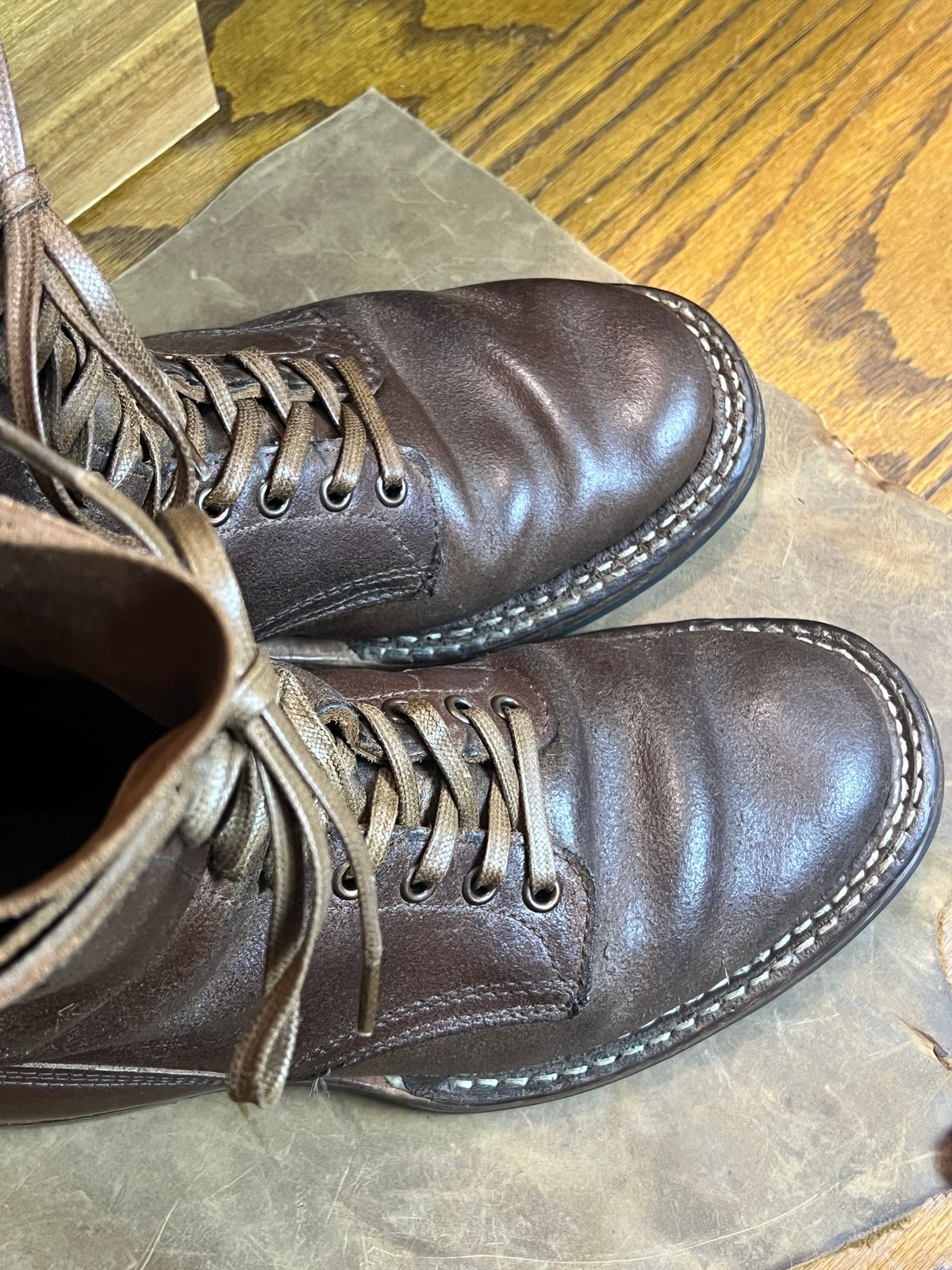 Photo by wabi_sabione on March 6, 2026 of the White's Bounty Hunter in Horween Natural Waxed Flesh.