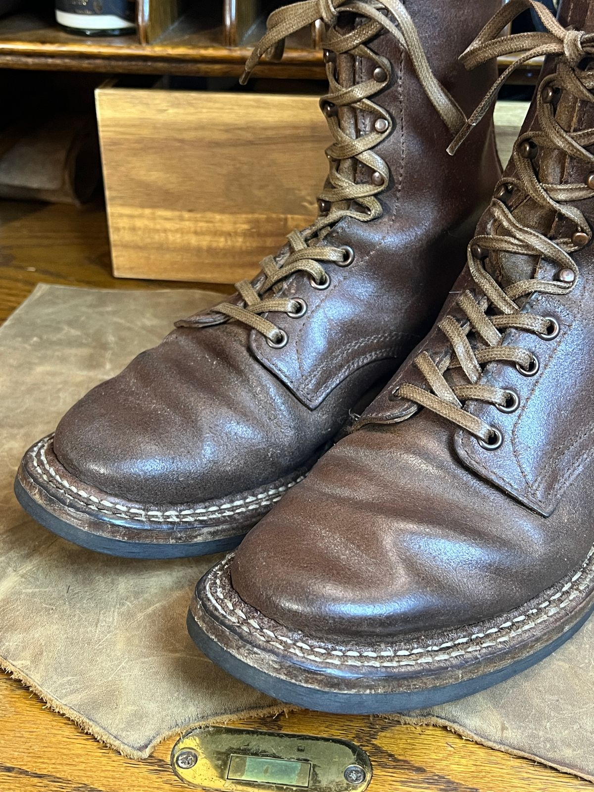 Photo by wabi_sabione on March 6, 2026 of the White's Bounty Hunter in Horween Natural Waxed Flesh.