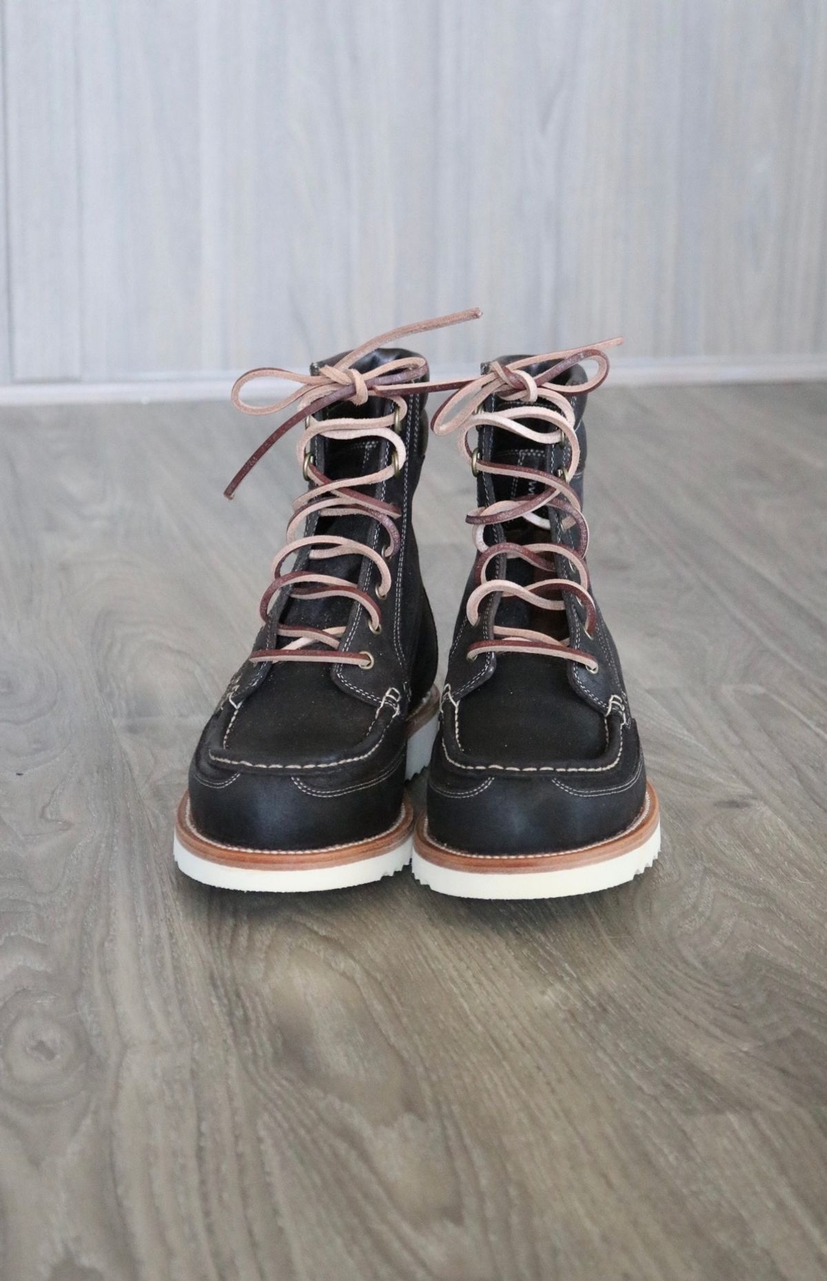 Photo by Swing077 on October 4, 2022 of the Grant Stone Field Boot in C.F. Stead Earth Waxy Commander Suede.