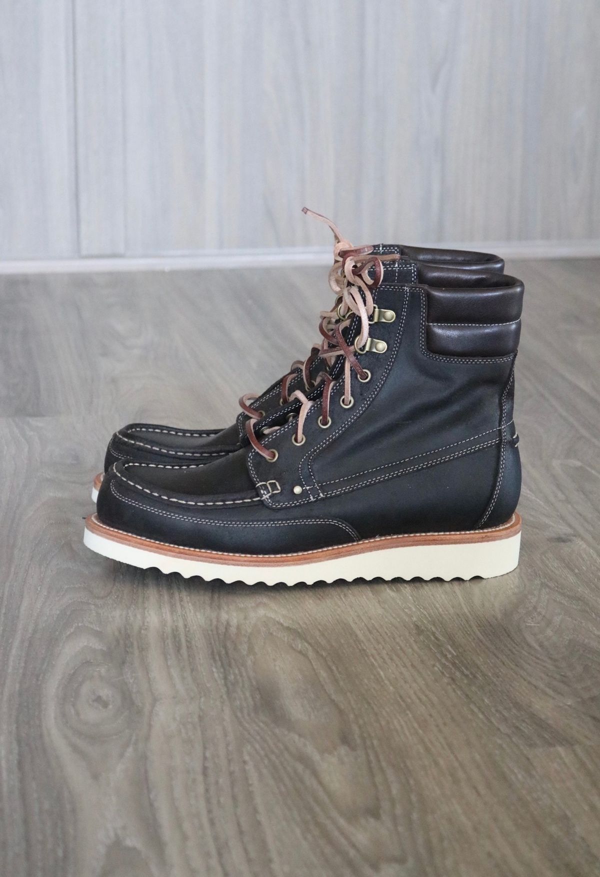 Photo by Swing077 on October 4, 2022 of the Grant Stone Field Boot in C.F. Stead Earth Waxy Commander Suede.