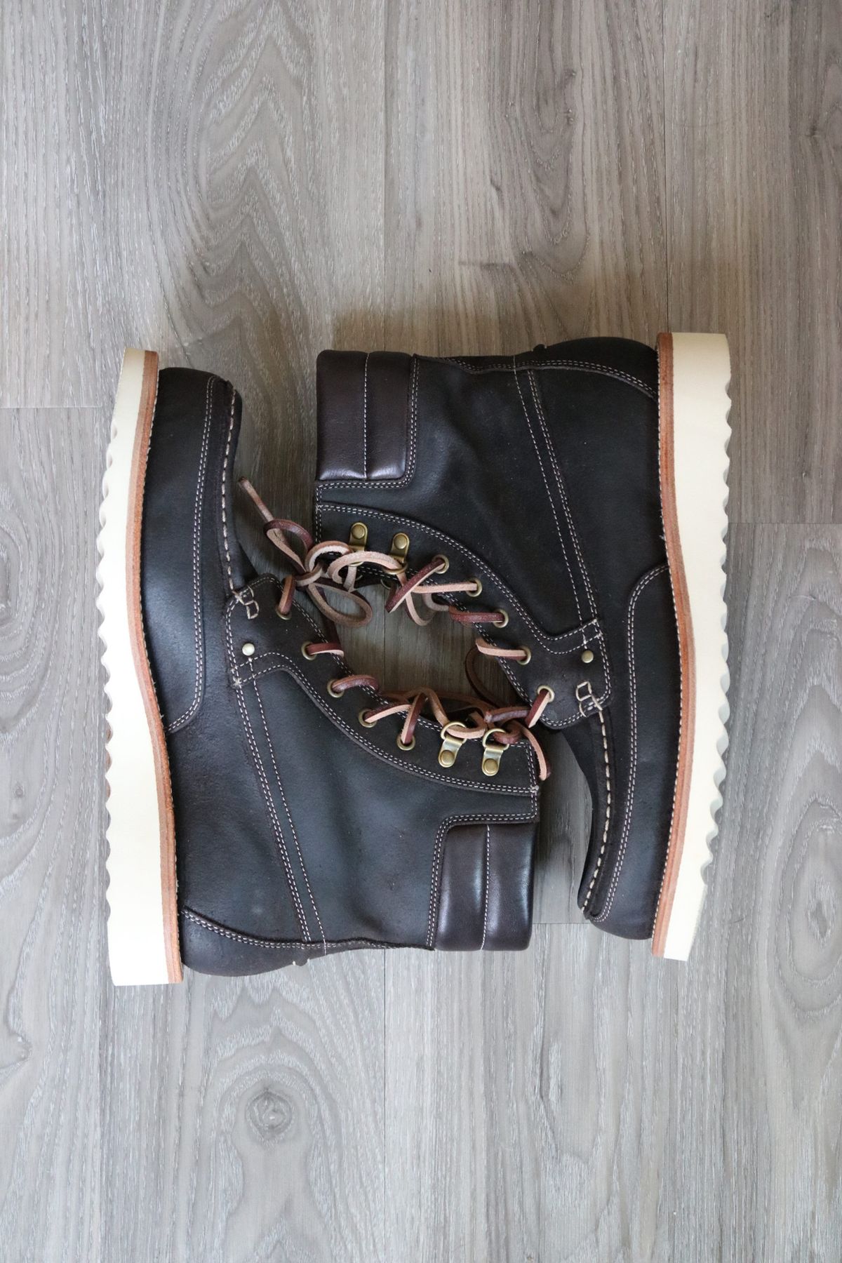 Photo by Swing077 on October 4, 2022 of the Grant Stone Field Boot in C.F. Stead Earth Waxy Commander Suede.