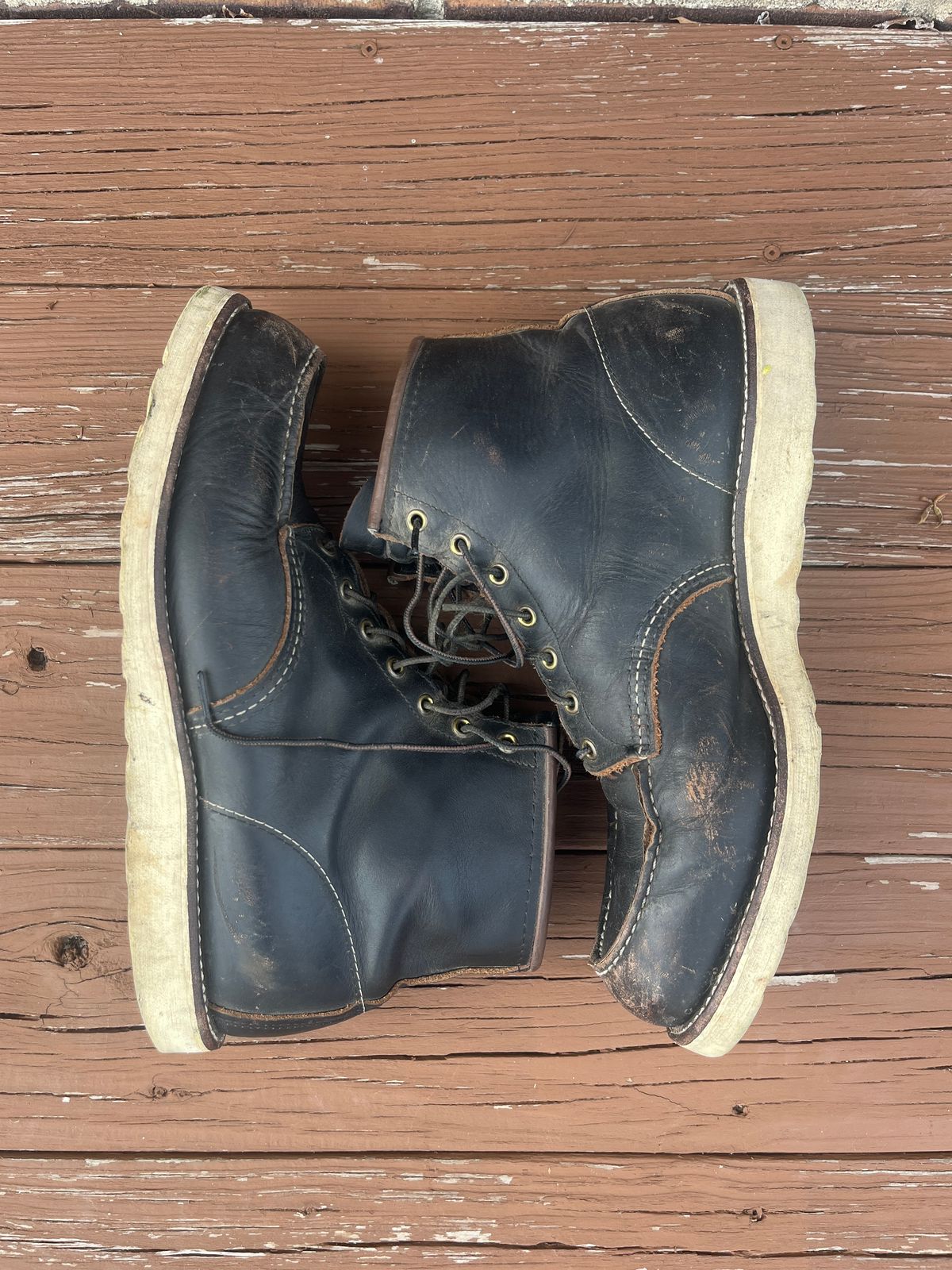 Photo by PerHansa on November 4, 2025 of the Red Wing 6-Inch Classic Moc in S.B. Foot Black Prairie.