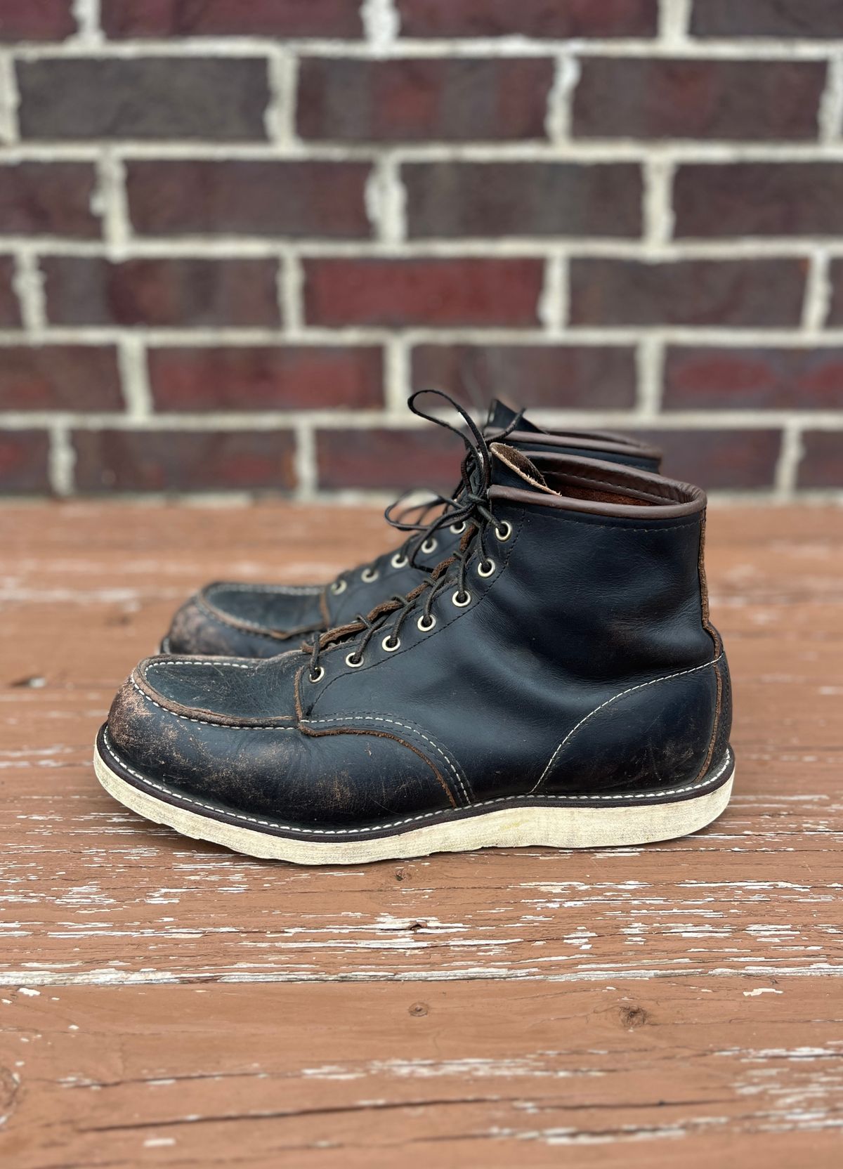 Photo by PerHansa on January 1, 2026 of the Red Wing 6-Inch Classic Moc in S.B. Foot Black Prairie.
