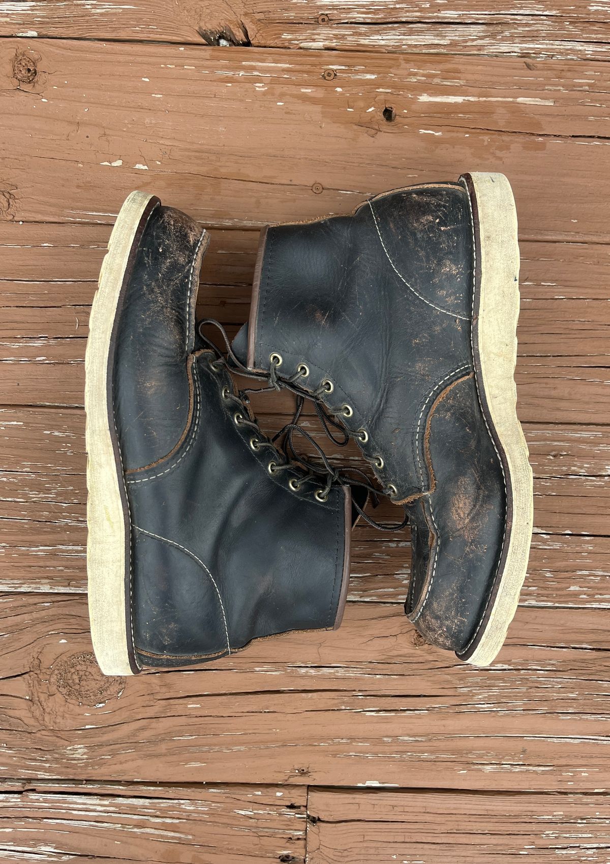 Photo by PerHansa on January 1, 2026 of the Red Wing 6-Inch Classic Moc in S.B. Foot Black Prairie.