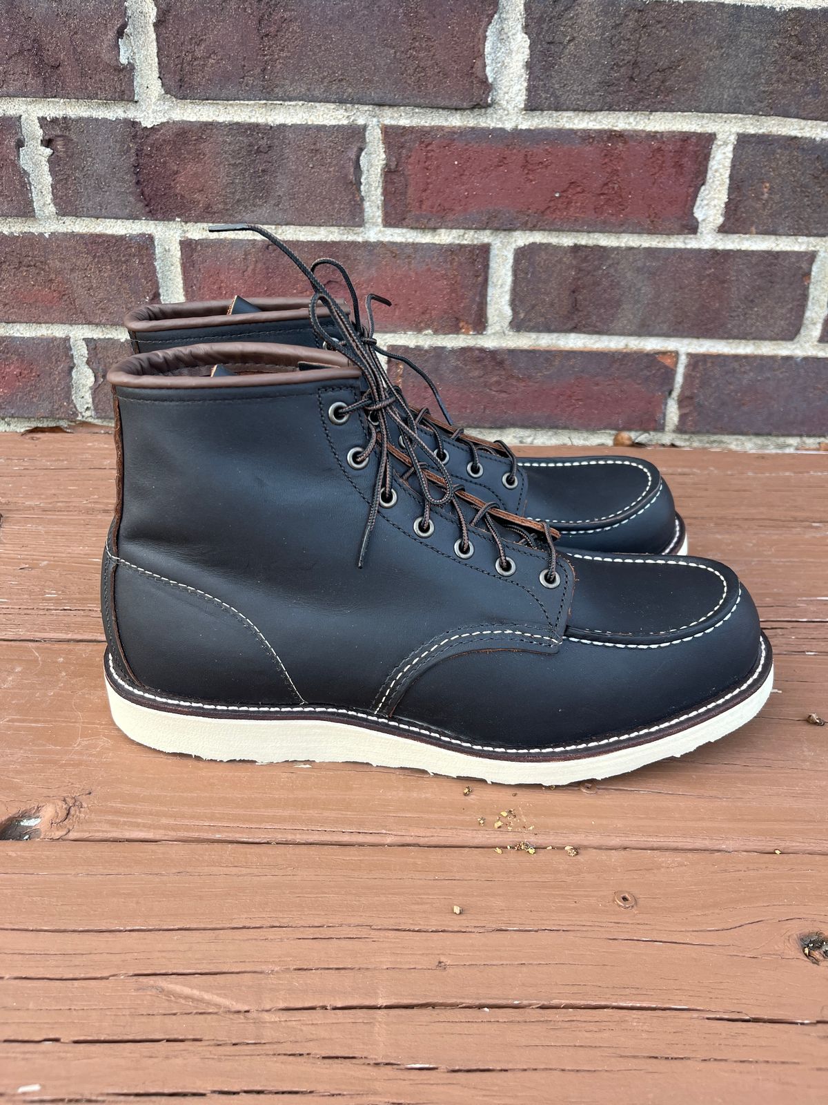 Photo by PerHansa on January 18, 2025 of the Red Wing 6-Inch Classic Moc in S.B. Foot Black Prairie.