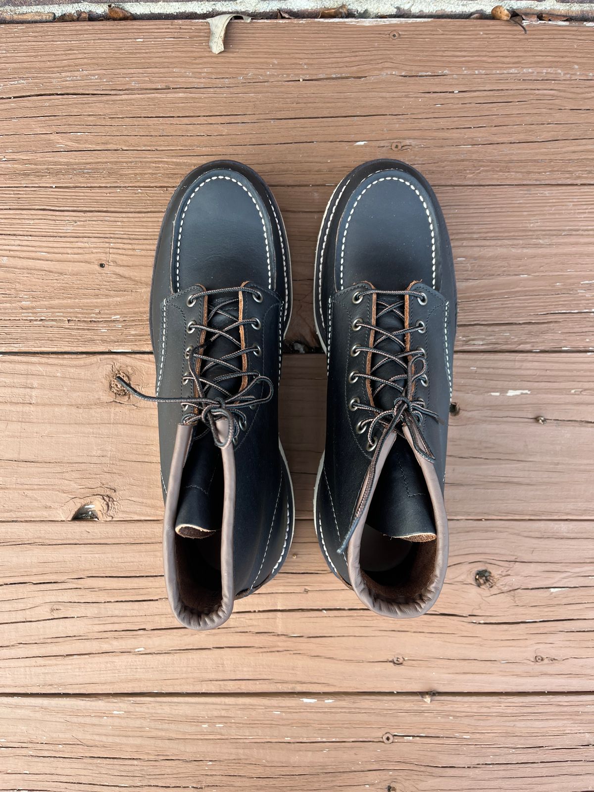 Photo by PerHansa on January 18, 2025 of the Red Wing 6-Inch Classic Moc in S.B. Foot Black Prairie.