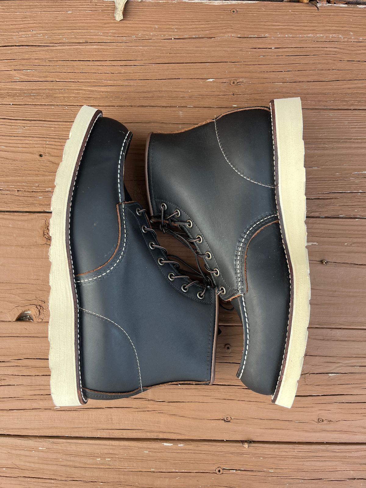 Photo by PerHansa on January 18, 2025 of the Red Wing 6-Inch Classic Moc in S.B. Foot Black Prairie.