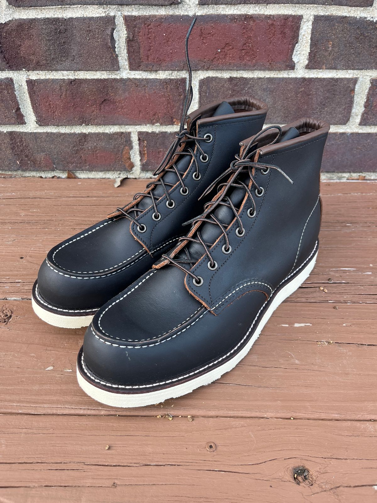 Photo by PerHansa on January 18, 2025 of the Red Wing 6-Inch Classic Moc in S.B. Foot Black Prairie.