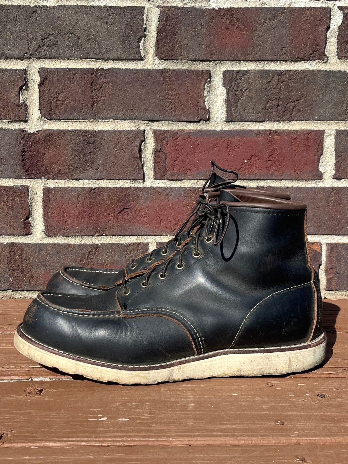 Photo by PerHansa on May 18, 2025 of the Red Wing 6-Inch Classic Moc in S.B. Foot Black Prairie.