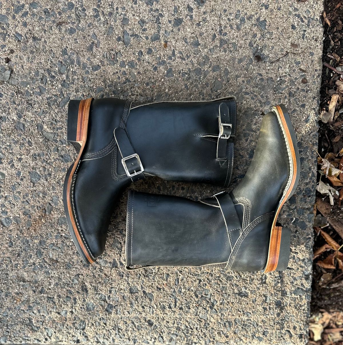 Photo by n_1n on October 1, 2022 of the Wesco Mister Lou in Maryam Petrolio Waxed Black Horsehide.