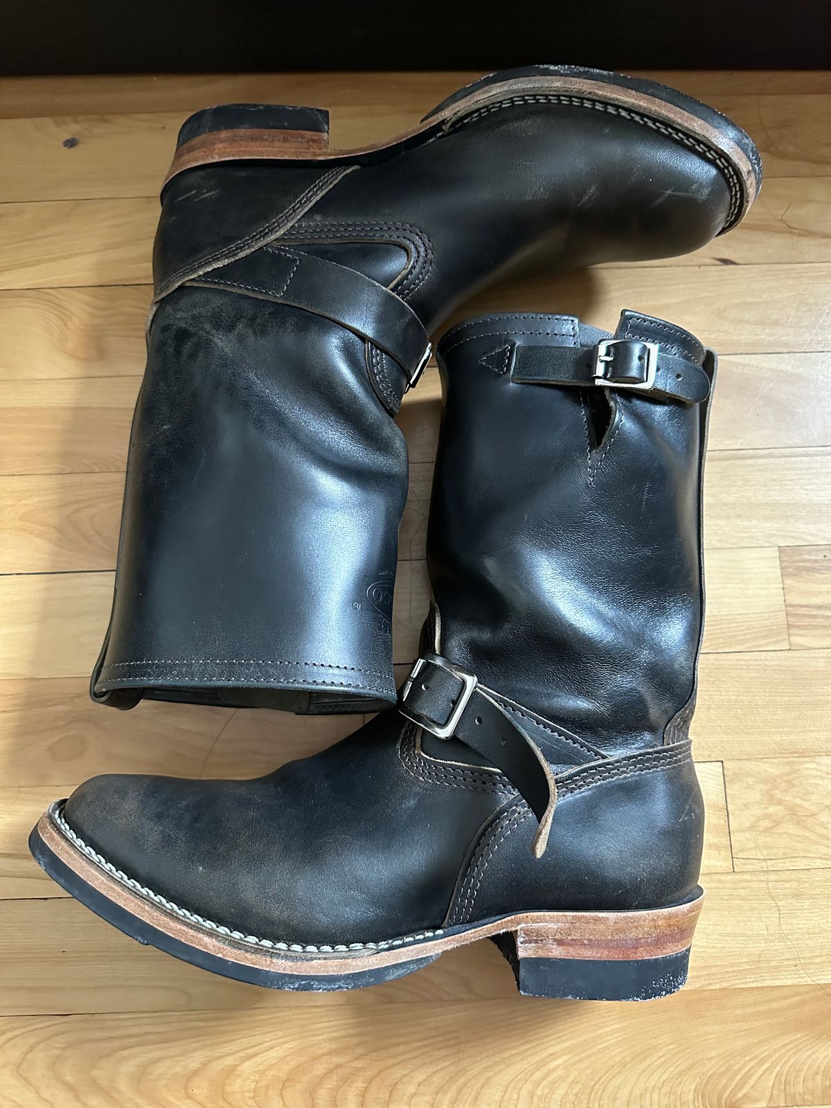 Photo by n_1n on February 5, 2023 of the Wesco Mister Lou in Maryam Petrolio Waxed Black Horsehide.