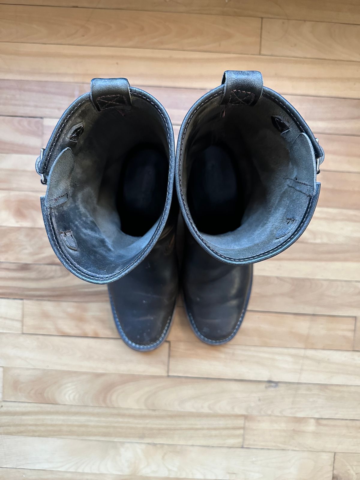 Photo by n_1n on March 5, 2023 of the Wesco Mister Lou in Maryam Petrolio Waxed Black Horsehide.