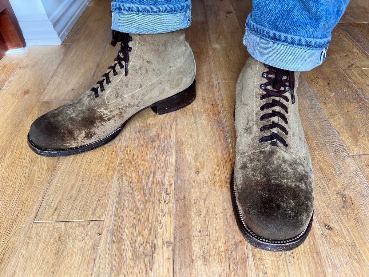 Photo by neon.runoff on November 3, 2023 of the Yuketen Alan in Khaki Suede.