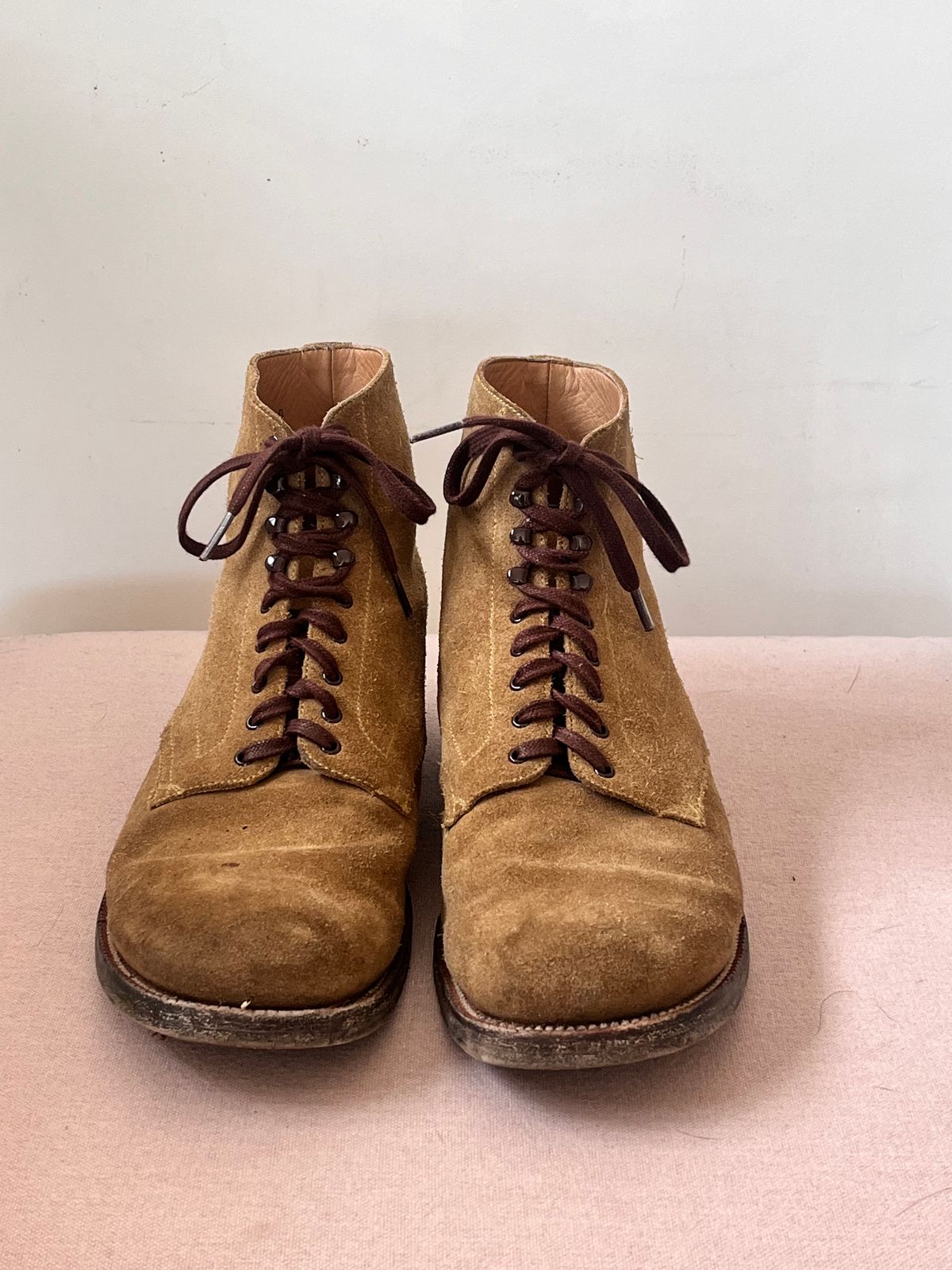Photo by neon.runoff on November 3, 2023 of the Yuketen Alan in Khaki Suede.