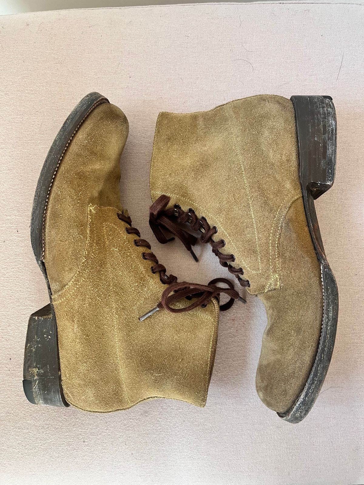 Photo by neon.runoff on November 3, 2023 of the Yuketen Alan in Khaki Suede.