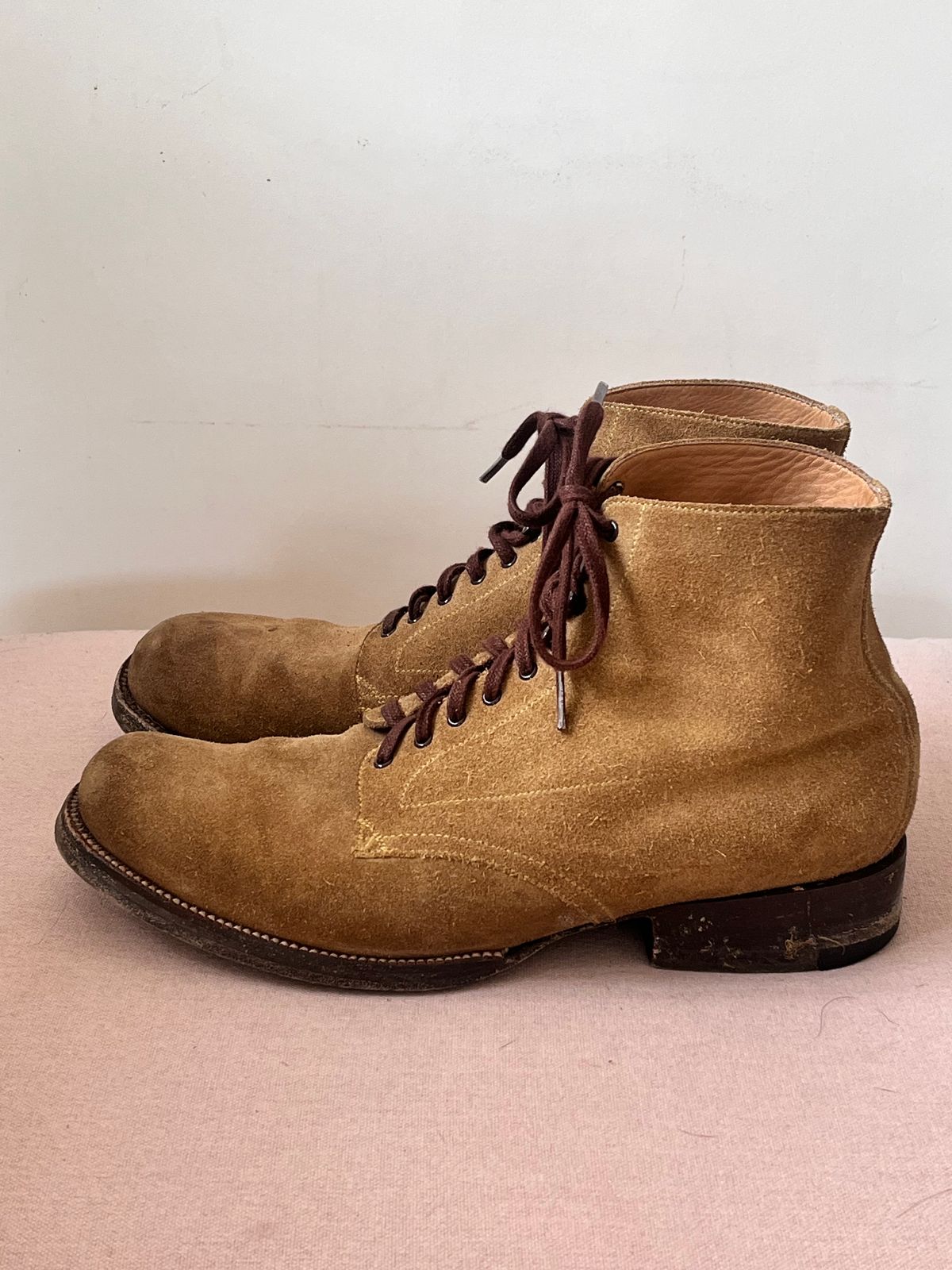 Photo by neon.runoff on November 3, 2023 of the Yuketen Alan in Khaki Suede.