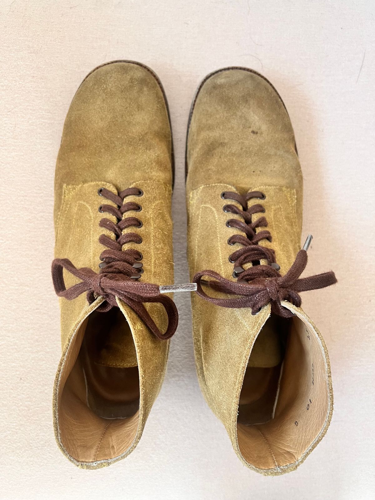 Photo by neon.runoff on November 3, 2023 of the Yuketen Alan in Khaki Suede.