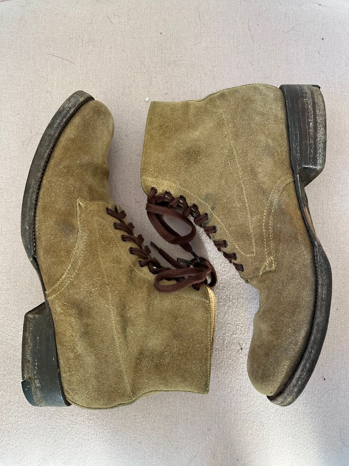 Photo by neon.runoff on December 2, 2023 of the Yuketen Alan in Khaki Suede.