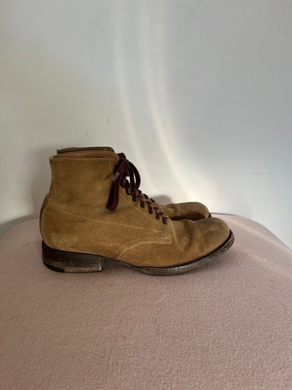 Photo by neon.runoff on December 2, 2023 of the Yuketen Alan in Khaki Suede.