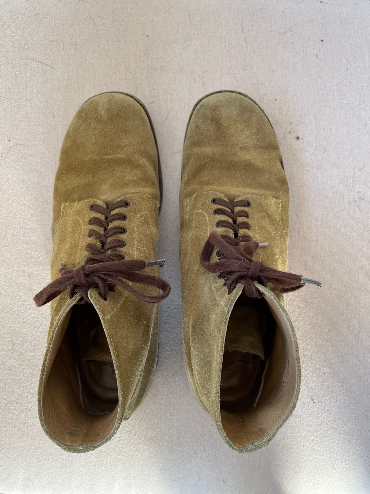 Photo by neon.runoff on December 2, 2023 of the Yuketen Alan in Khaki Suede.