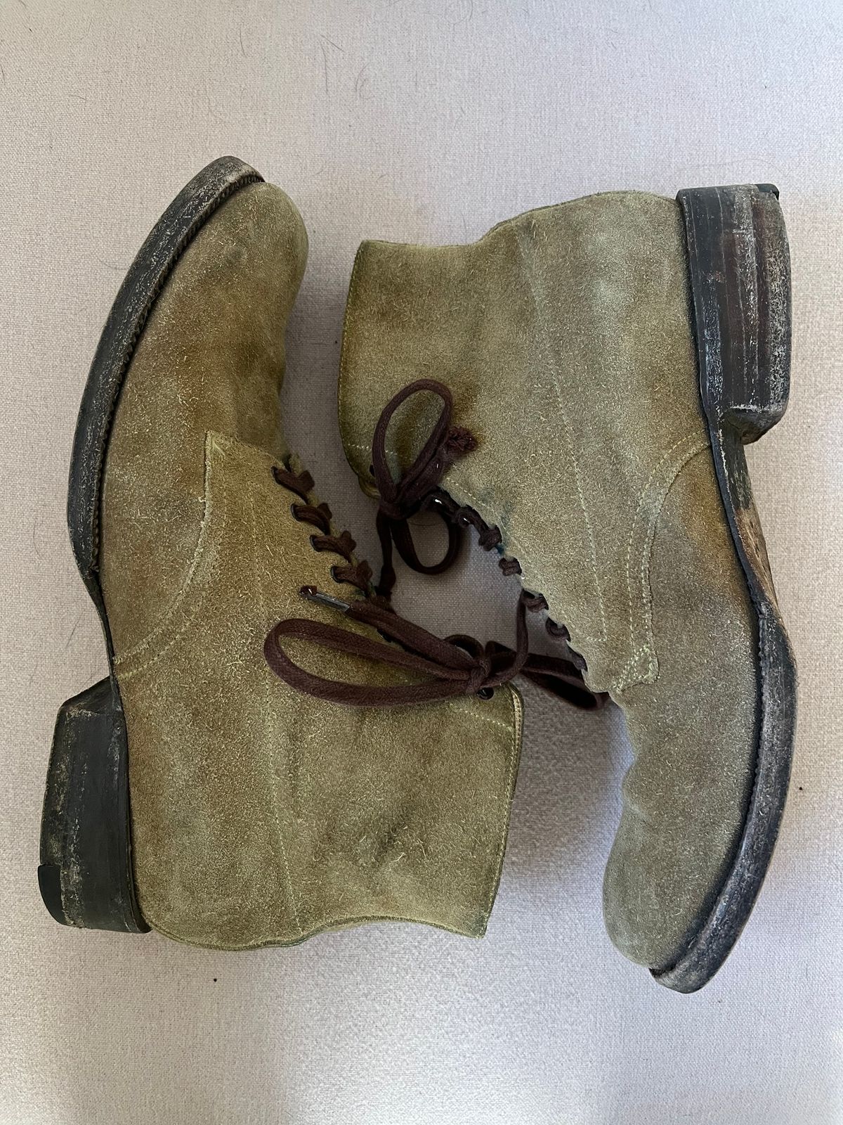 Photo by neon.runoff on January 3, 2024 of the Yuketen Alan in Khaki Suede.