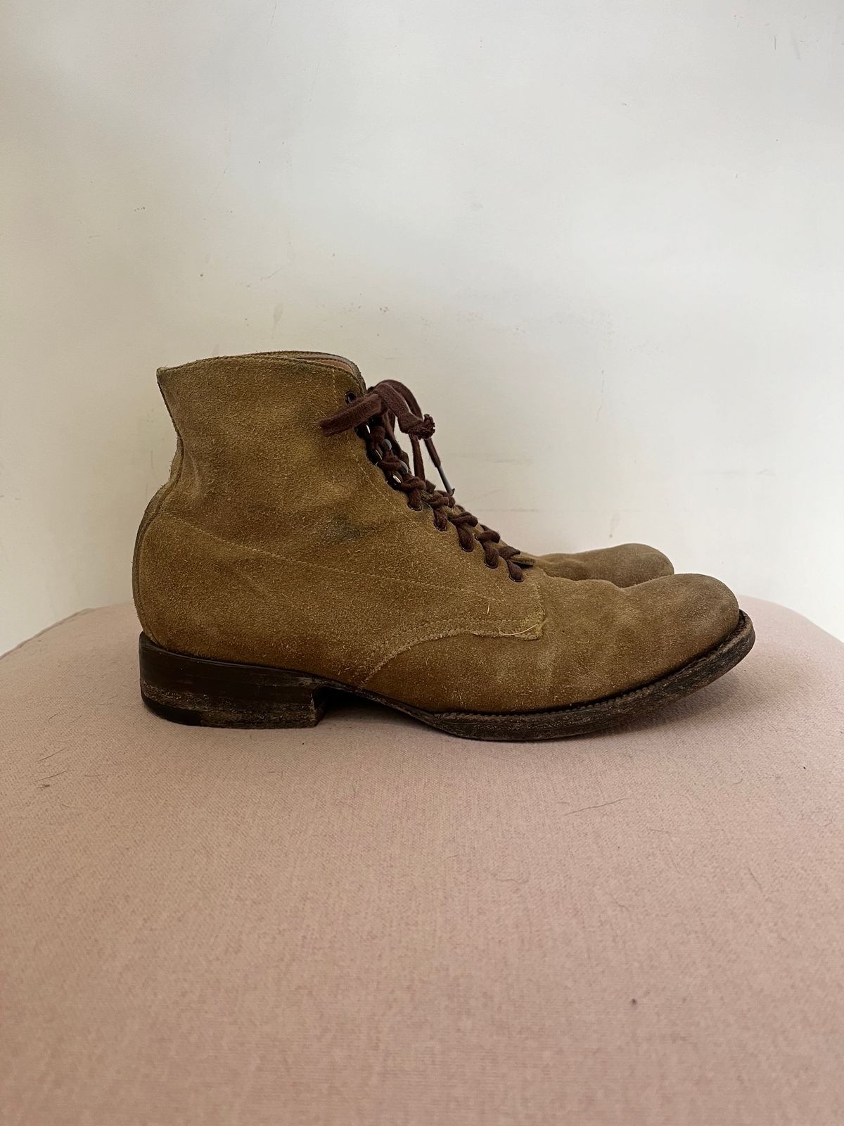 Photo by neon.runoff on January 3, 2024 of the Yuketen Alan in Khaki Suede.