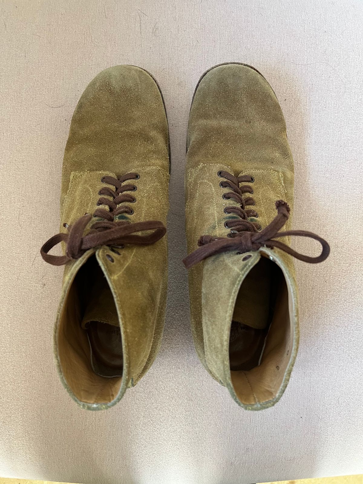 Photo by neon.runoff on January 3, 2024 of the Yuketen Alan in Khaki Suede.