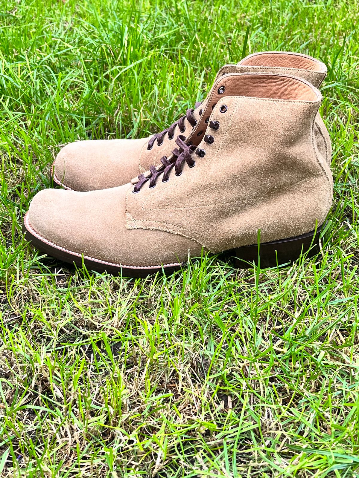 Photo by neon.runoff on October 5, 2023 of the Yuketen Alan in Khaki Suede.