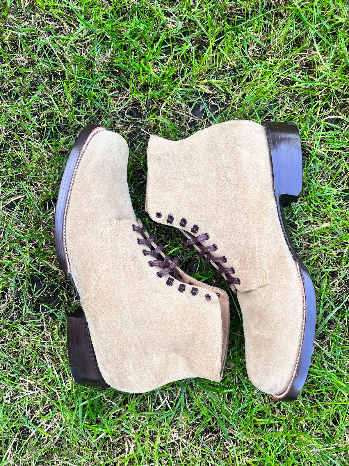 Photo by neon.runoff on October 5, 2023 of the Yuketen Alan in Khaki Suede.