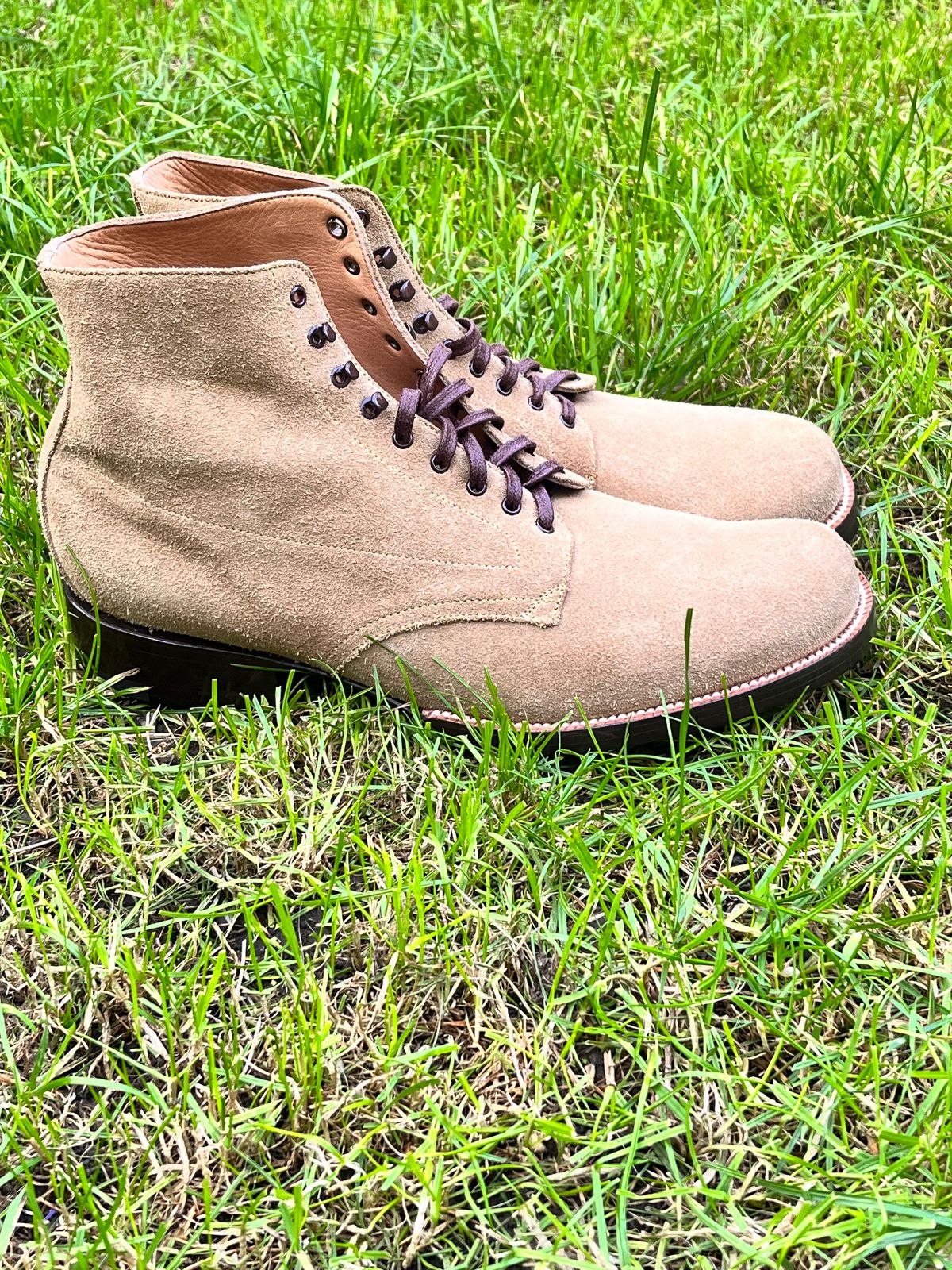 Photo by neon.runoff on October 5, 2023 of the Yuketen Alan in Khaki Suede.