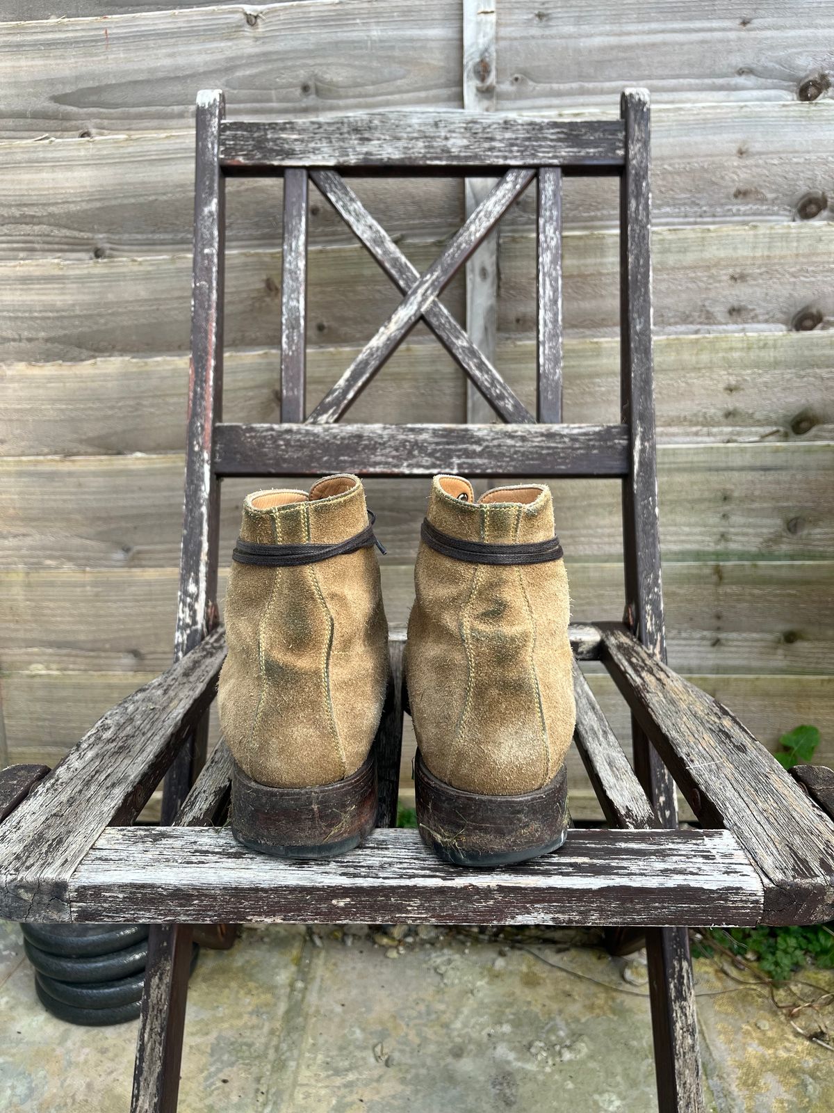 Photo by neon.runoff on February 2, 2024 of the Yuketen Alan in Khaki Suede.