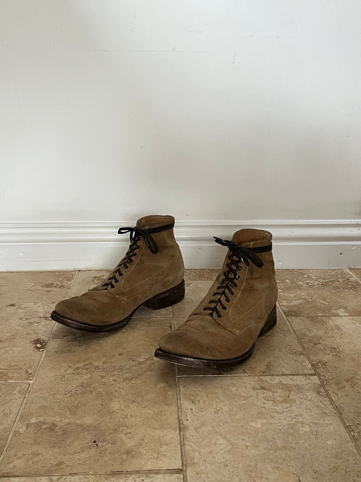 Photo by neon.runoff on March 1, 2024 of the Yuketen Alan in Khaki Suede.