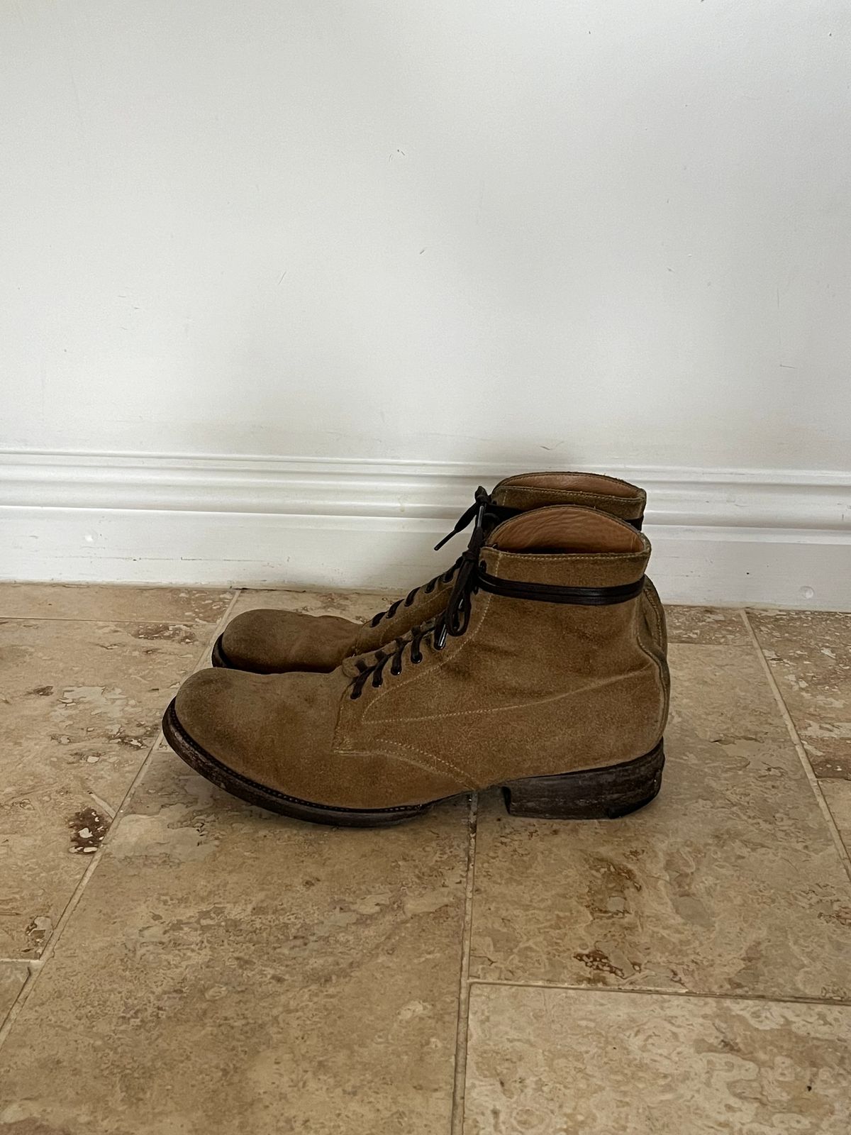 Photo by neon.runoff on March 1, 2024 of the Yuketen Alan in Khaki Suede.