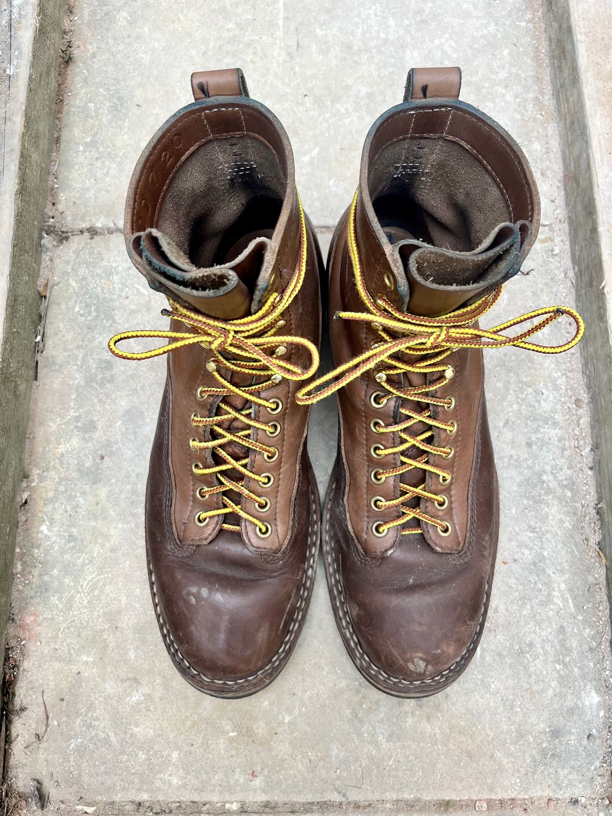 Photo by neon.runoff on December 3, 2022 of the White's Smokejumper in Horween Natural Chromexcel.