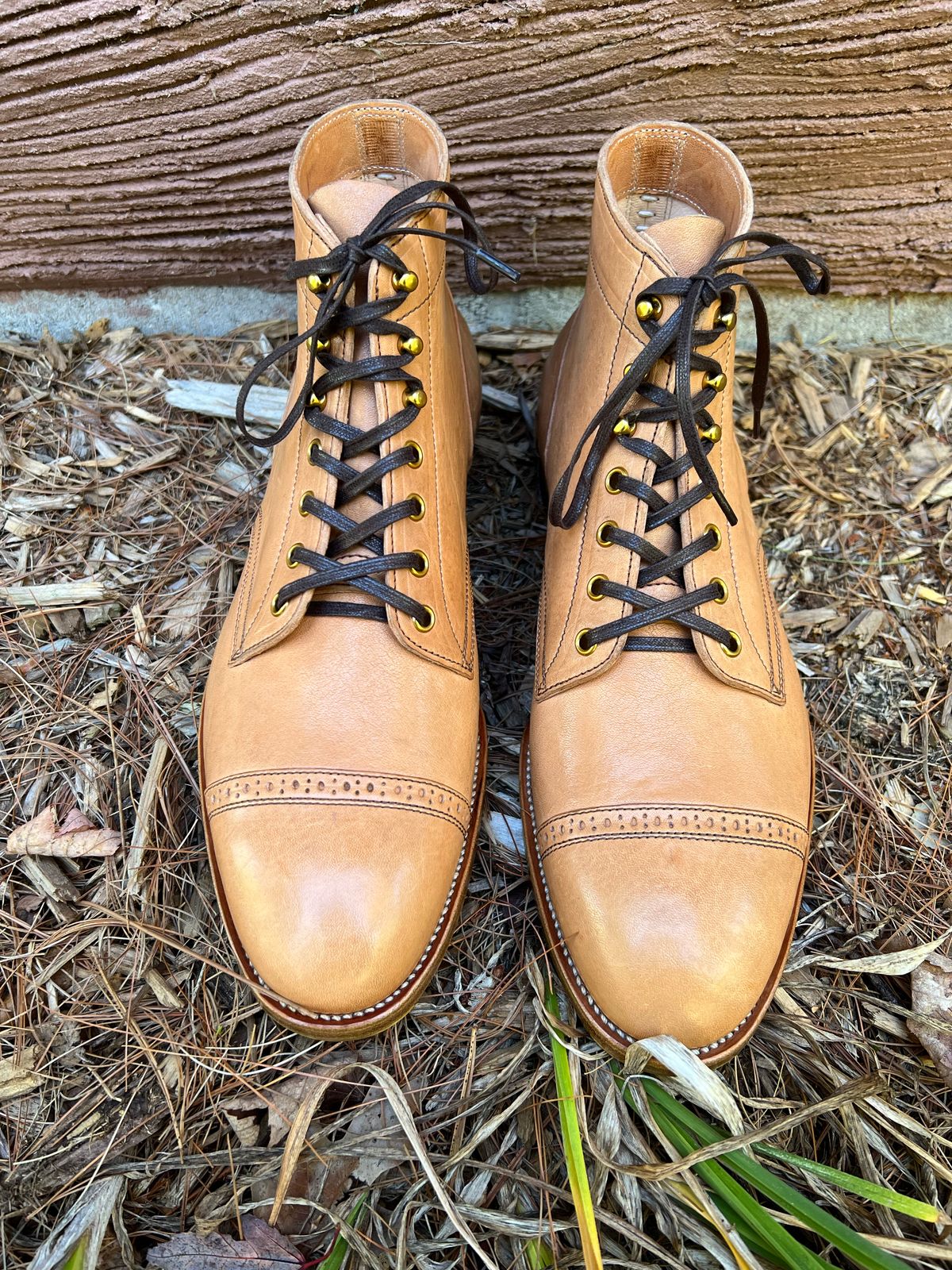 Photo by cronmok on October 1, 2022 of the Iron Boots Devil Dog in Maryam Washed Natural Horsefront.
