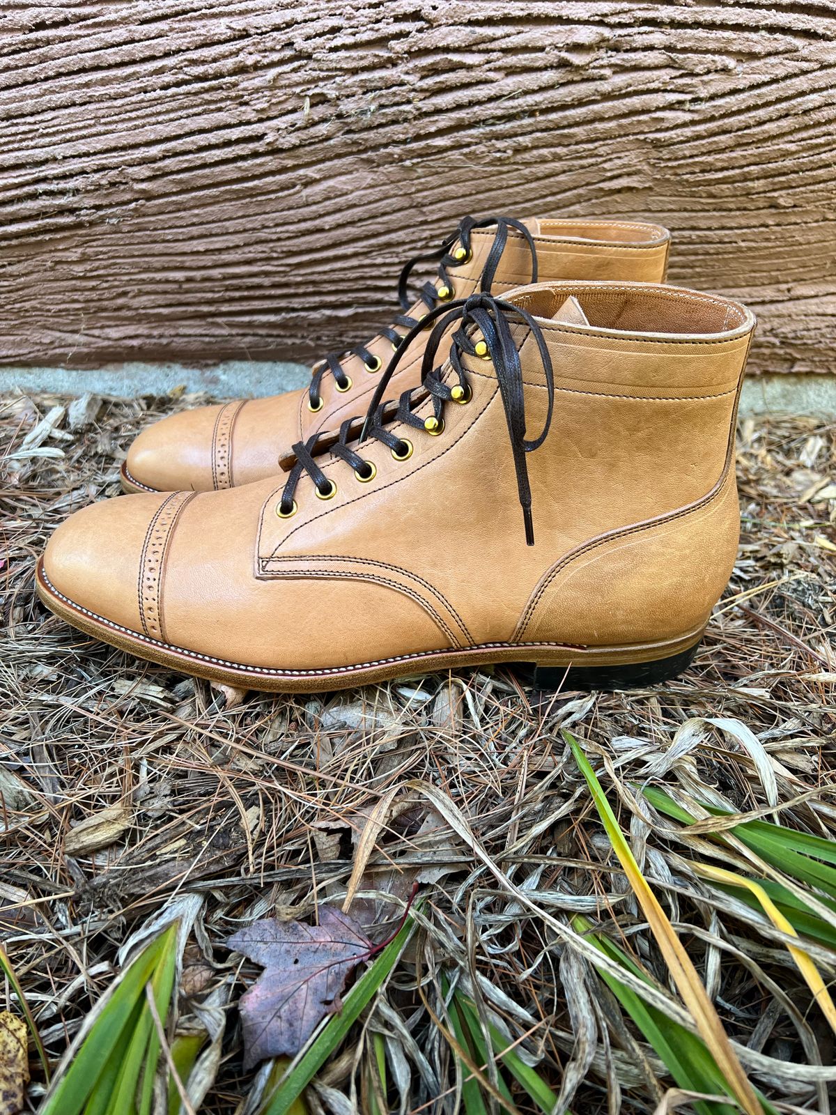 Photo by cronmok on October 1, 2022 of the Iron Boots Devil Dog in Maryam Washed Natural Horsefront.