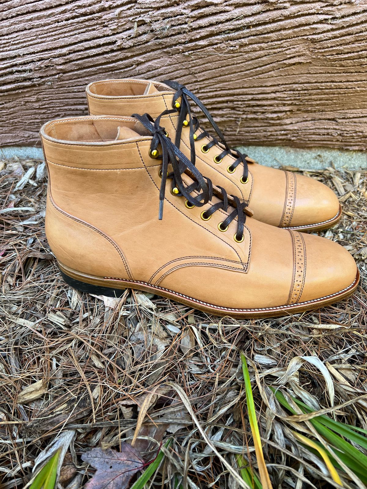 Photo by cronmok on October 1, 2022 of the Iron Boots Devil Dog in Maryam Washed Natural Horsefront.