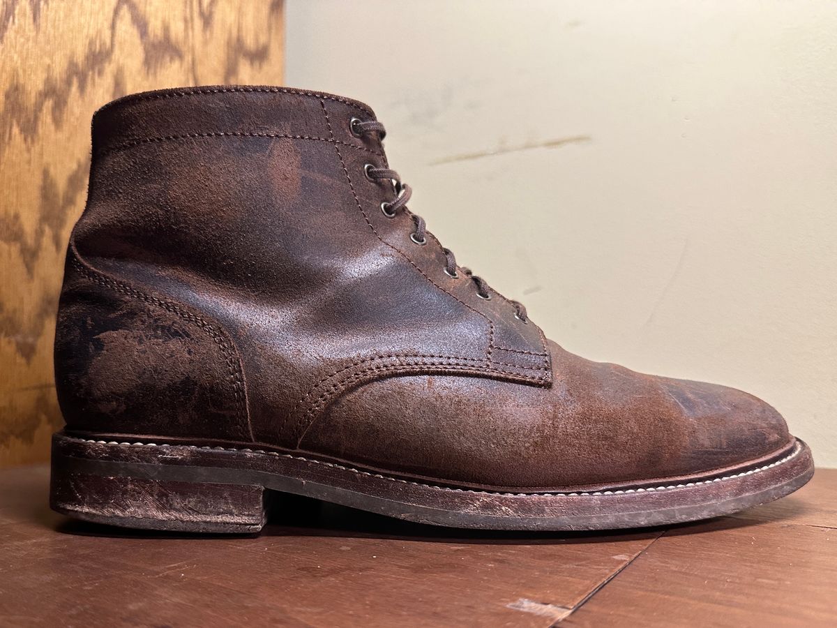 Photo by nothomeatl on December 6, 2023 of the Caswell Boot Company Lisbon in C.F. Stead Snuff Waxy Commander Suede.