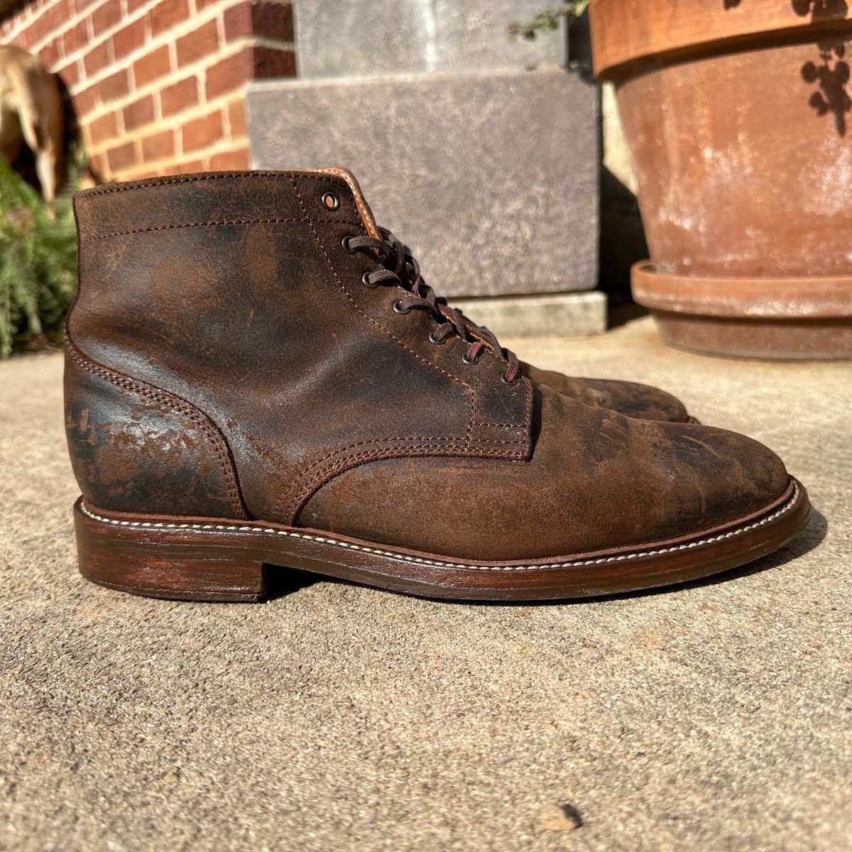 Photo by nothomeatl on January 5, 2024 of the Caswell Boot Company Lisbon in C.F. Stead Snuff Waxy Commander Suede.