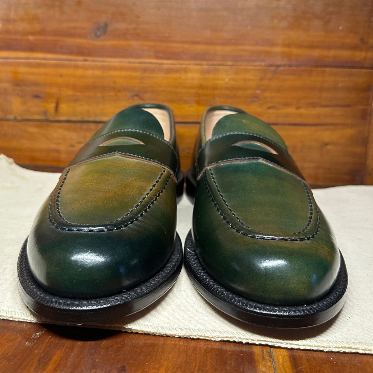 Photo by nothomeatl on October 1, 2024 of the Grant Stone Traveler Loafer in Horween Marbled Black Shell Cordovan.