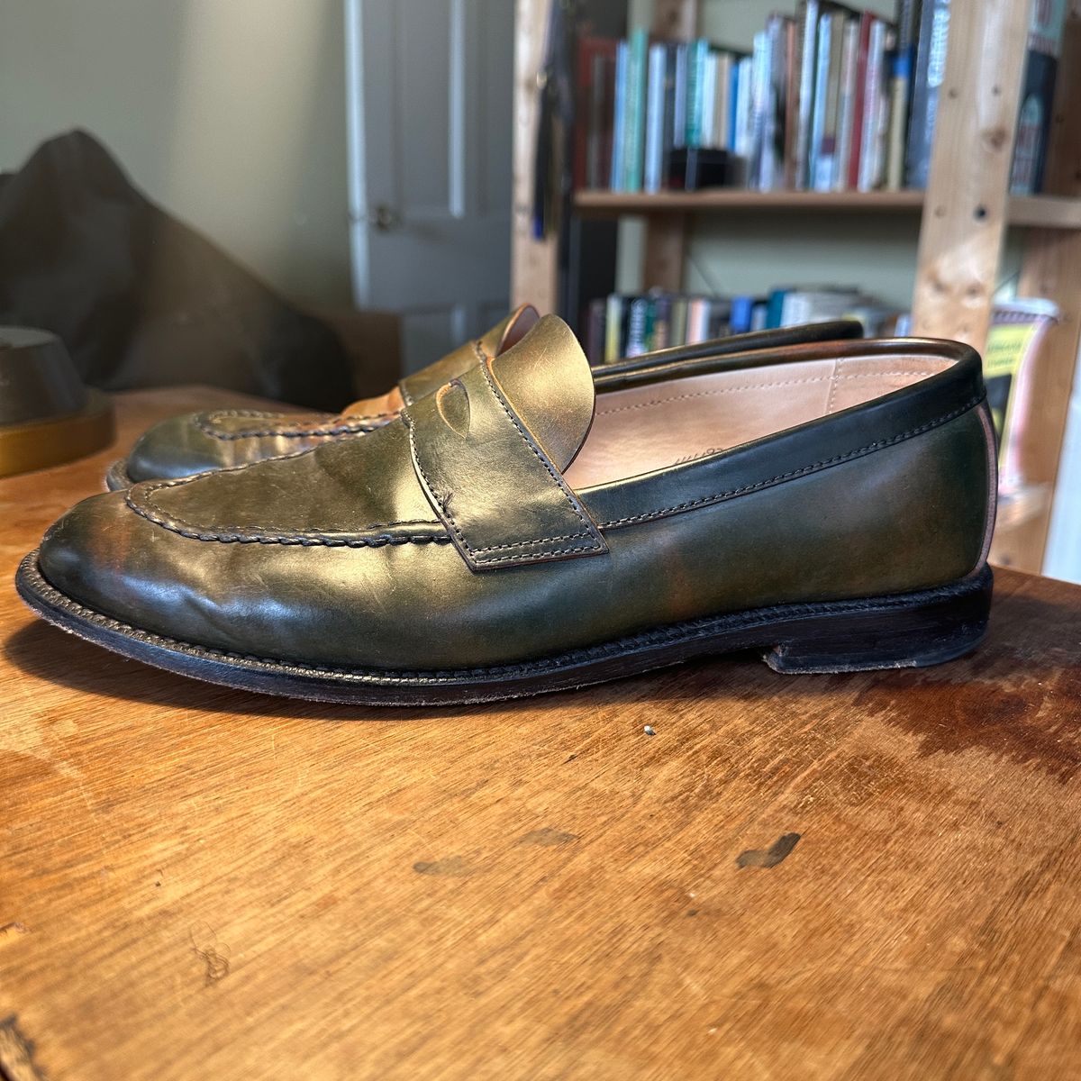 Photo by nothomeatl on January 5, 2025 of the Grant Stone Traveler Loafer in Horween Marbled Black Shell Cordovan.