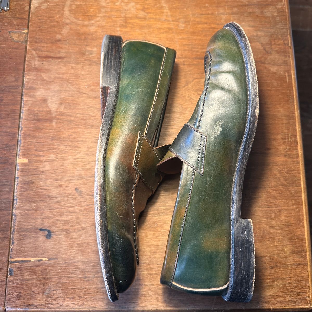 Photo by nothomeatl on January 5, 2025 of the Grant Stone Traveler Loafer in Horween Marbled Black Shell Cordovan.