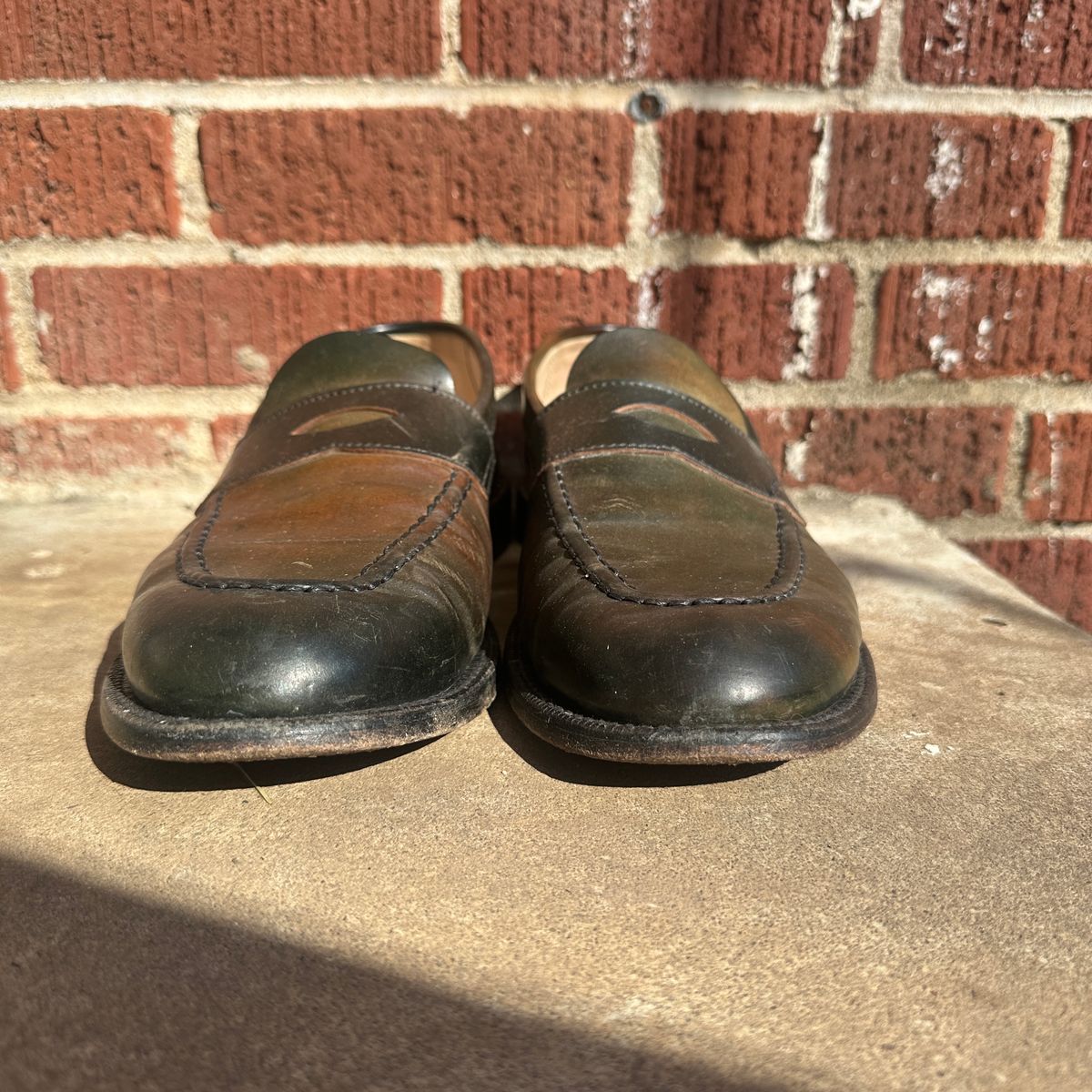 Photo by nothomeatl on February 2, 2025 of the Grant Stone Traveler Loafer in Horween Marbled Black Shell Cordovan.