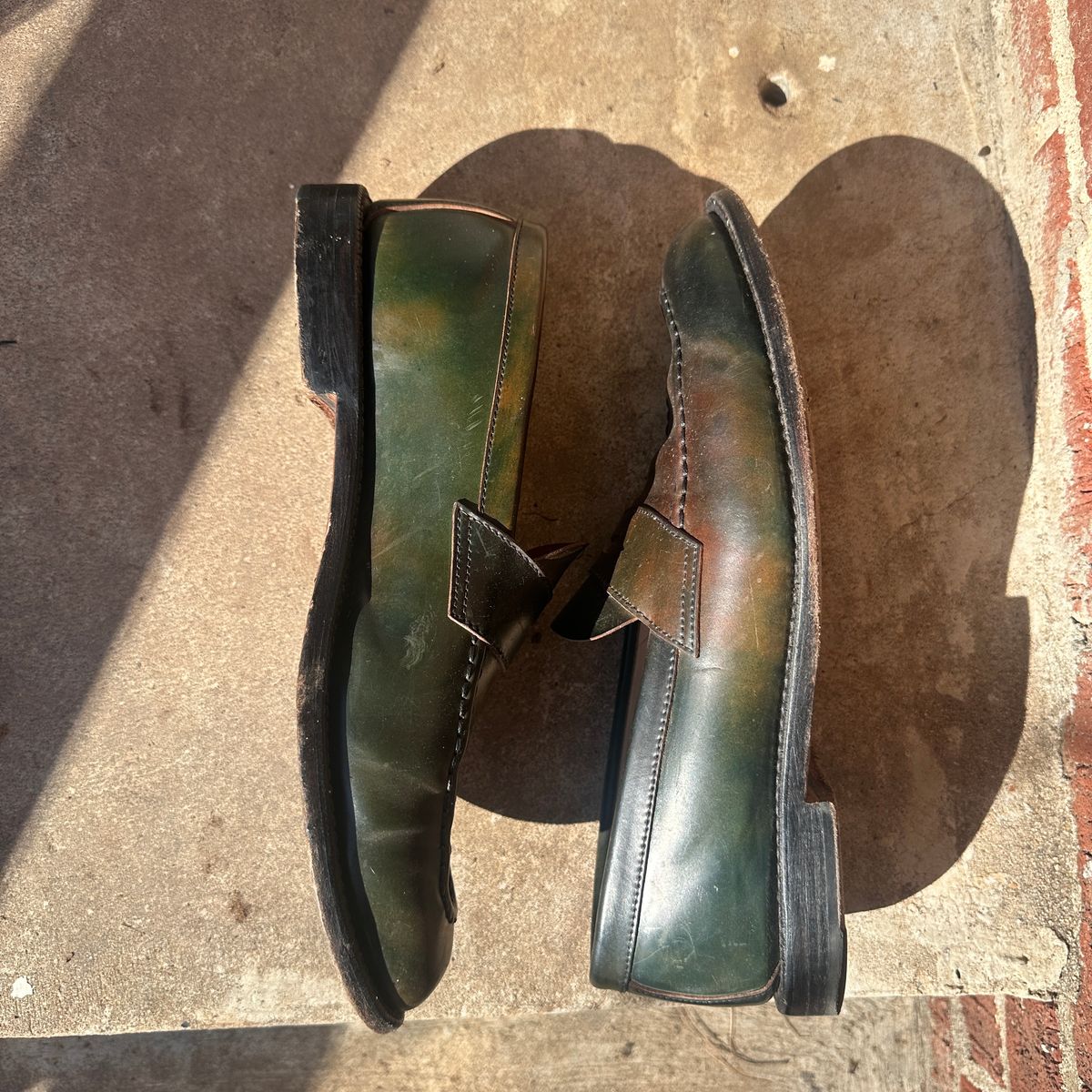 Photo by nothomeatl on February 2, 2025 of the Grant Stone Traveler Loafer in Horween Marbled Black Shell Cordovan.