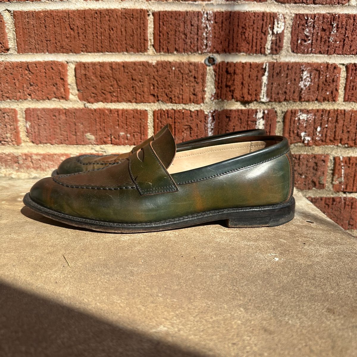 Photo by nothomeatl on February 2, 2025 of the Grant Stone Traveler Loafer in Horween Marbled Black Shell Cordovan.