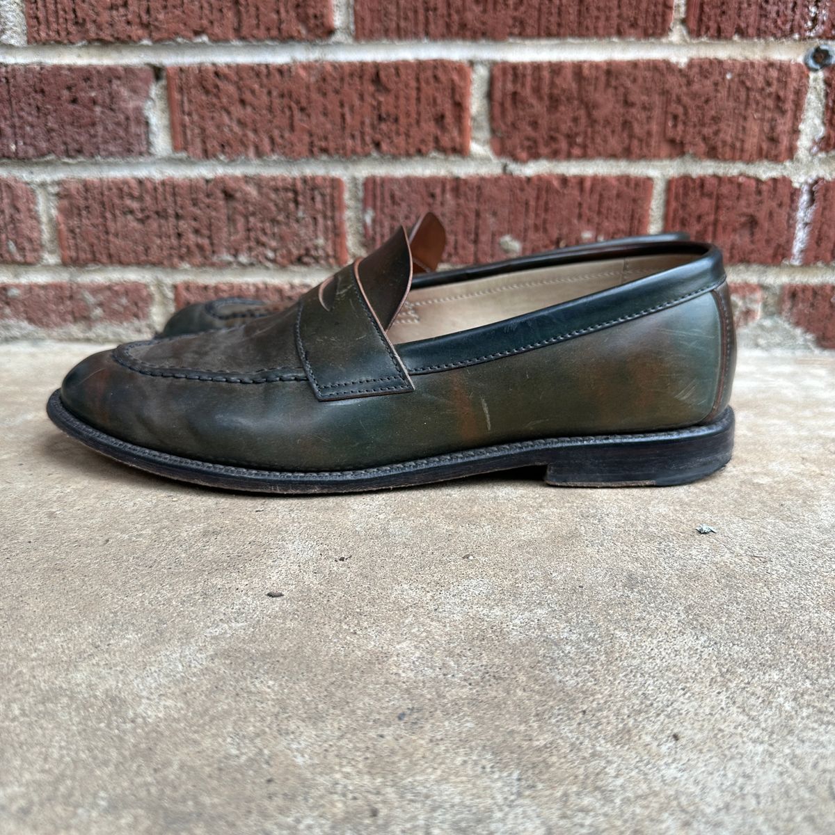 Photo by nothomeatl on March 5, 2025 of the Grant Stone Traveler Loafer in Horween Marbled Black Shell Cordovan.