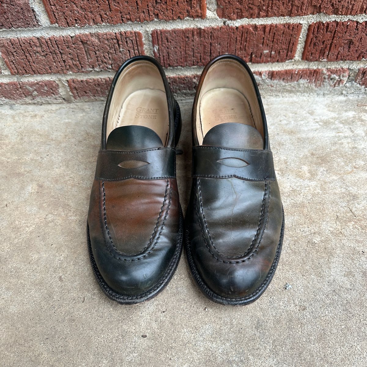 Photo by nothomeatl on March 5, 2025 of the Grant Stone Traveler Loafer in Horween Marbled Black Shell Cordovan.