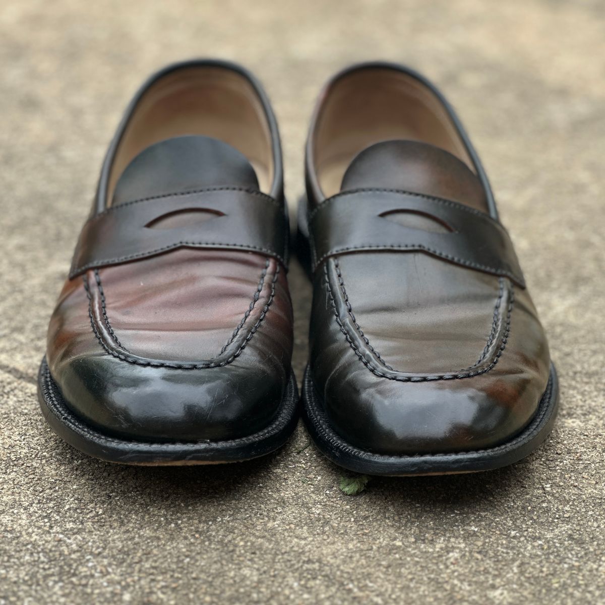 Photo by nothomeatl on March 29, 2025 of the Grant Stone Traveler Loafer in Horween Marbled Black Shell Cordovan.