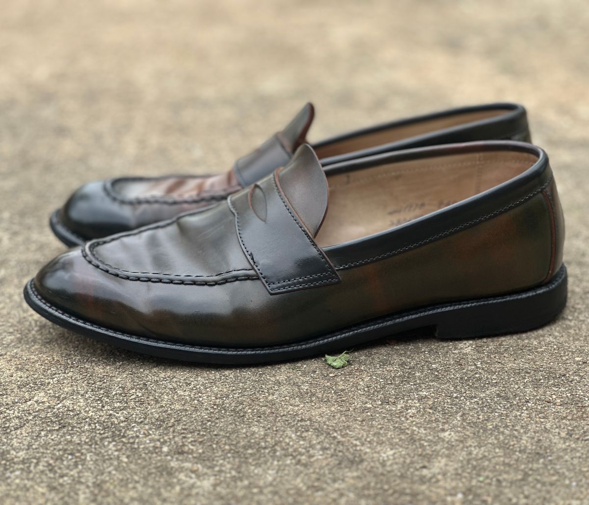 Photo by nothomeatl on March 29, 2025 of the Grant Stone Traveler Loafer in Horween Marbled Black Shell Cordovan.