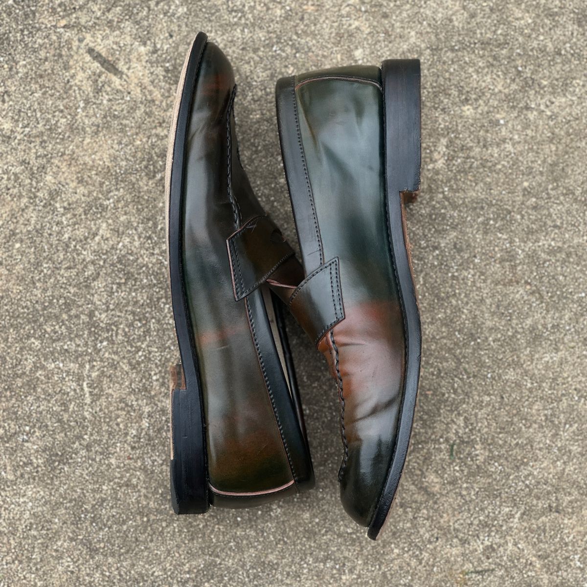 Photo by nothomeatl on March 29, 2025 of the Grant Stone Traveler Loafer in Horween Marbled Black Shell Cordovan.